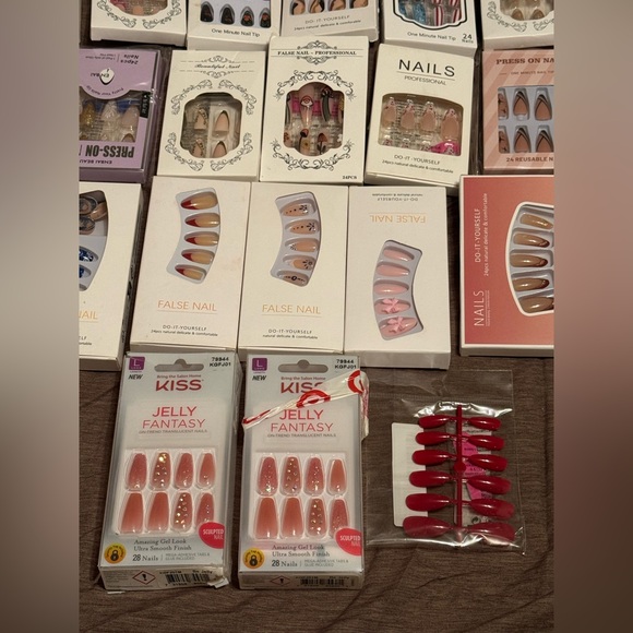 Lot of 52 Press On Nail Sets - Picture 6 of 6